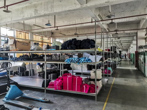 艾森絲服飾 匠心織就時尚，品質鑄就品牌——探訪現代化服裝廠車間